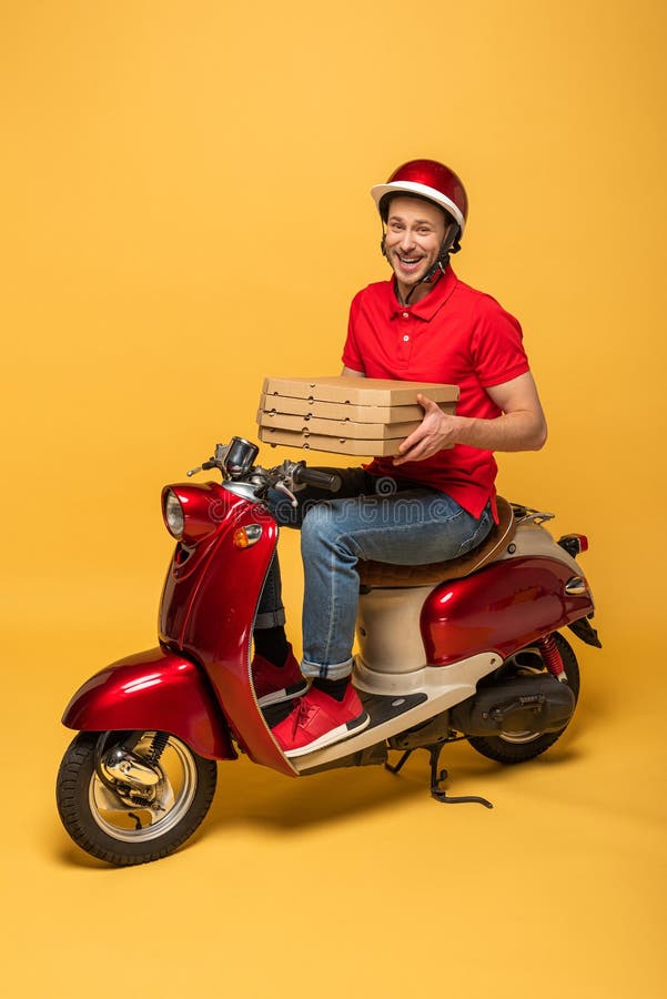 Vieux Scooter Jaune Utilisé Comme Accessoire Pour Le Stand Côté Rue Vendre  Fast-food Et Pizzas Photographie éditorial - Image du pizzas, scooter:  254522042