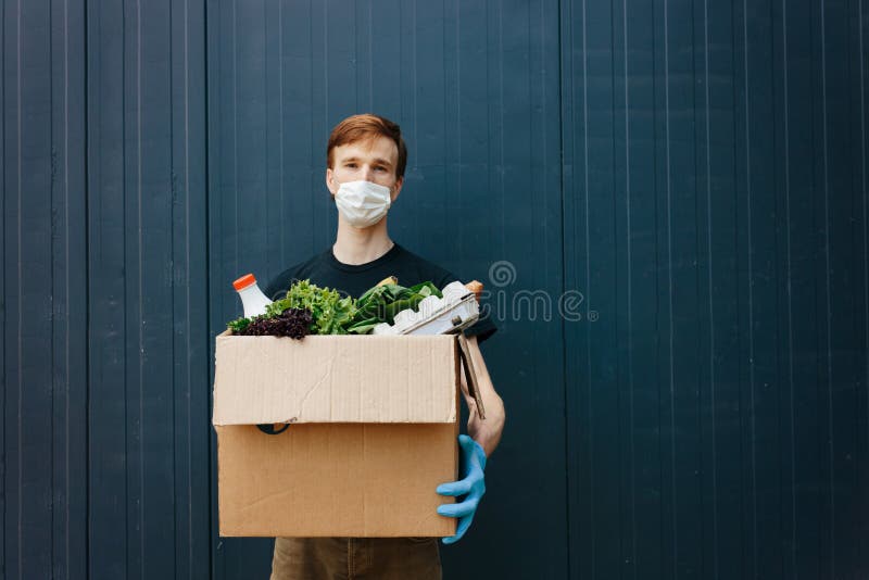 https://thumbs.dreamstime.com/b/delivery-man-wearing-medical-mask-gloves-holding-box-hands-dark-background-services-courier-blue-coronavirus-180478743.jpg