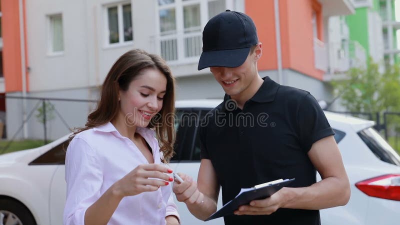 deliveryman Ekspresowy kurier Dostarcza pakunek klienta dom