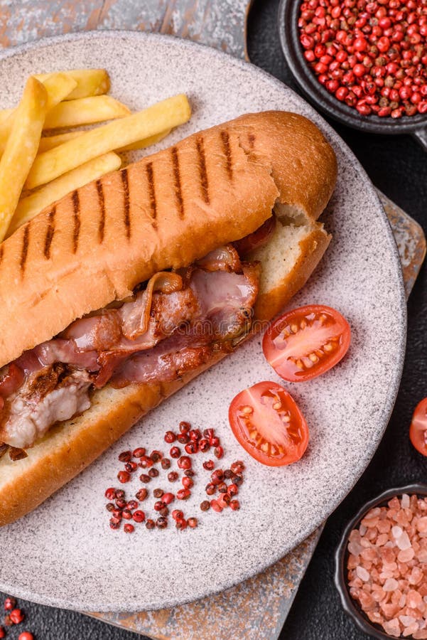 Delizioso hot dog con salsa salsa salsa salsiccia e spezie fotografia stock libera da diritti