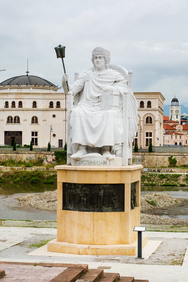 Dell'imperatore della statua città Justinian dentro di Skopje fotografia stock Dell'imperatore della statua città Justinian dentro di Skopje fotografia stock