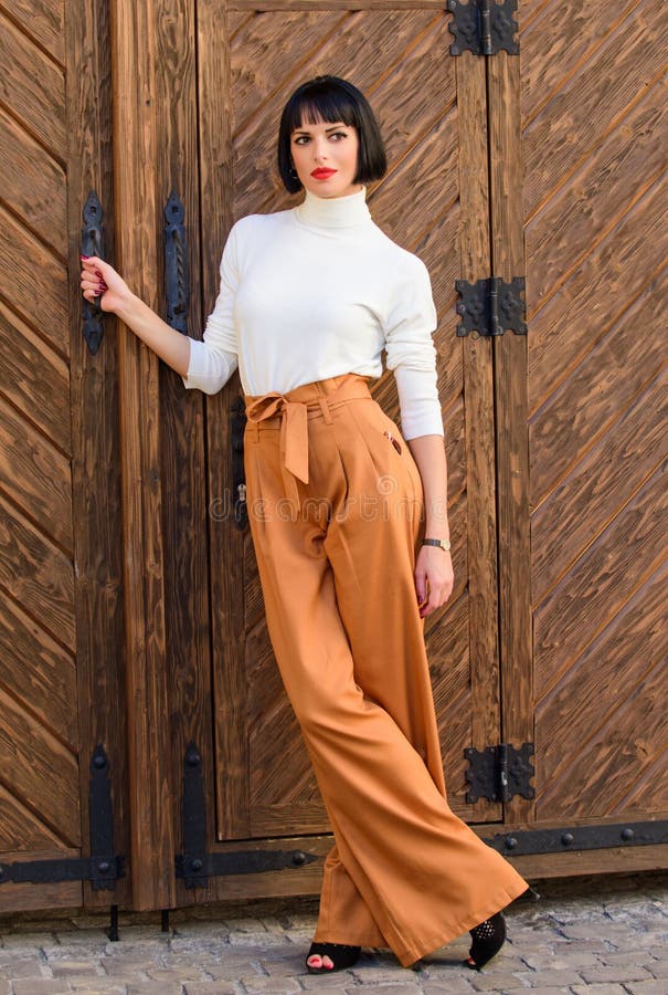Della donna del supporto fondo di legno castana alla moda all'aperto concetto di stile e di modo Ragazza con trucco che posa dent fotografia stock libera da diritti Della donna del supporto fondo di legno castana alla moda all'aperto concetto di stile e di modo Ragazza con trucco che posa dent fotografia stock libera da diritti