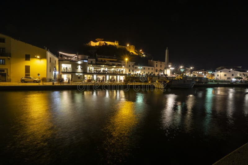 Della Pescaia, vuurwerk van Italië, Toscanië Maremma Castiglione over het overzees, de panoramische nachtmening van de haven en h royalty-vrije stock afbeelding Della Pescaia, vuurwerk van Italië, Toscanië Maremma Castiglione over het overzees, de panoramische nachtmening van de haven en h royalty-vrije stock afbeelding