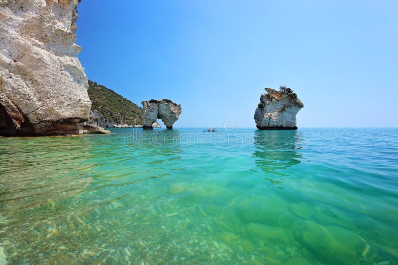 Delle Zagare - prerogativa della Puglia Baia dei Di di Faraglioni di natura Formazione rocciosa costiera ed oceanica delle pile, fotografia stock Delle Zagare - prerogativa della Puglia Baia dei Di di Faraglioni di natura Formazione rocciosa costiera ed oceanica delle pile, fotografia stock