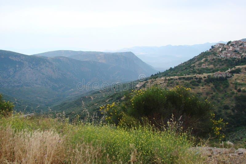 Delphi miasteczko Grecja 06 17 2014 Krajobraz natura skaliste góry blisko miasteczka Delphi w południe Grecja obrazy royalty free Delphi miasteczko Grecja 06 17 2014 Krajobraz natura skaliste góry blisko miasteczka Delphi w południe Grecja obrazy royalty free