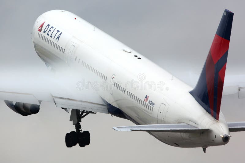 Delta Airlines Boeing 767-400 N828MH που απογειώνεται σε Sheremetyevo στοκ εικόνα Delta Airlines Boeing 767-400 N828MH που απογειώνεται σε Sheremetyevo στοκ εικόνα