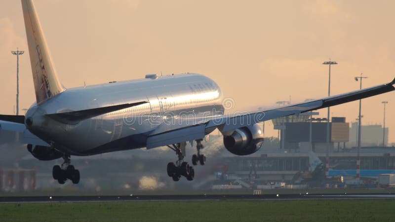 Delta Airlines Boeing 767 som att närma sig stock video
