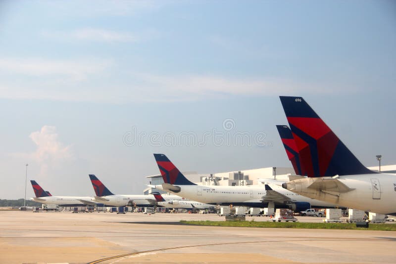 Delta Airlines à l'aéroport international d'Atlanta photo stock Delta Airlines à l'aéroport international d'Atlanta photo stock