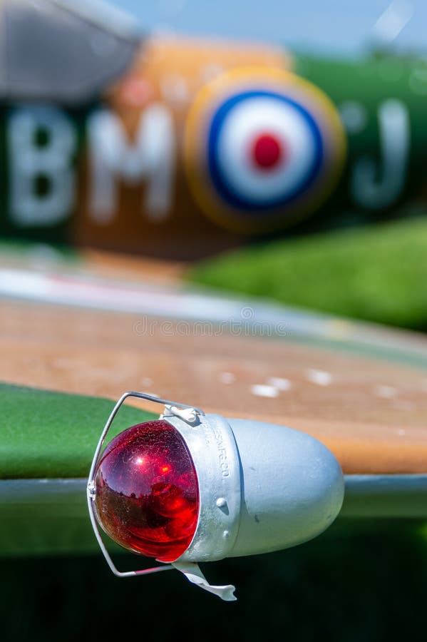 Delta, Columbia Británica - 7 de mayo de 2019: Luz de navegación roja del lado izquierdo del avión del vintage parqueada en la he foto de archivo Delta, Columbia Británica - 7 de mayo de 2019: Luz de navegación roja del lado izquierdo del avión del vintage parqueada en la he foto de archivo