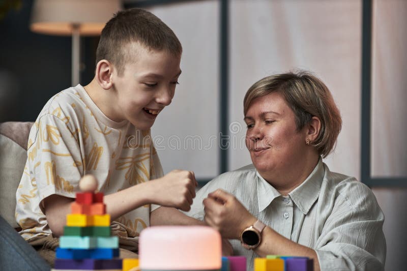 Delta i pedagogiska spel med färgstarka block royaltyfri bild