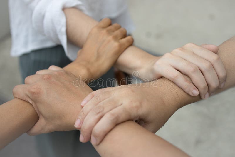 Deltagande av kedjehänder, makt av samarbete Enhetteamwork royaltyfri bild Deltagande av kedjehänder, makt av samarbete Enhetteamwork royaltyfri bild