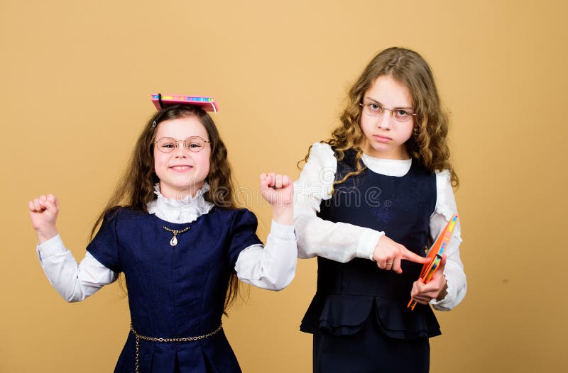 Deltagaren av den h?ga gruppen f?r de f?rsta kursungarna Passerandeexamen E r r arkivfoton Deltagaren av den h?ga gruppen f?r de f?rsta kursungarna Passerandeexamen E r r arkivfoton
