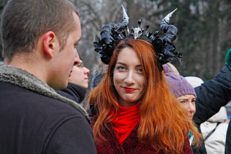 Deltagaren med horn på dagen för St Patrick ` s ståtar i den irländska hatten i parkera Sokolniki i Moskva royaltyfri bild Deltagaren med horn på dagen för St Patrick ` s ståtar i den irländska hatten i parkera Sokolniki i Moskva royaltyfri bild