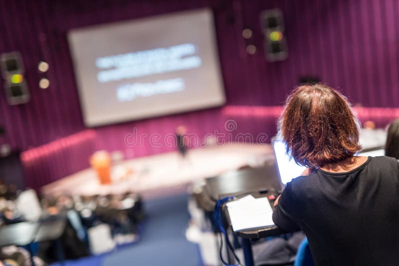Deltagarna i undervisningssalen deltar i konferensen royaltyfria bilder