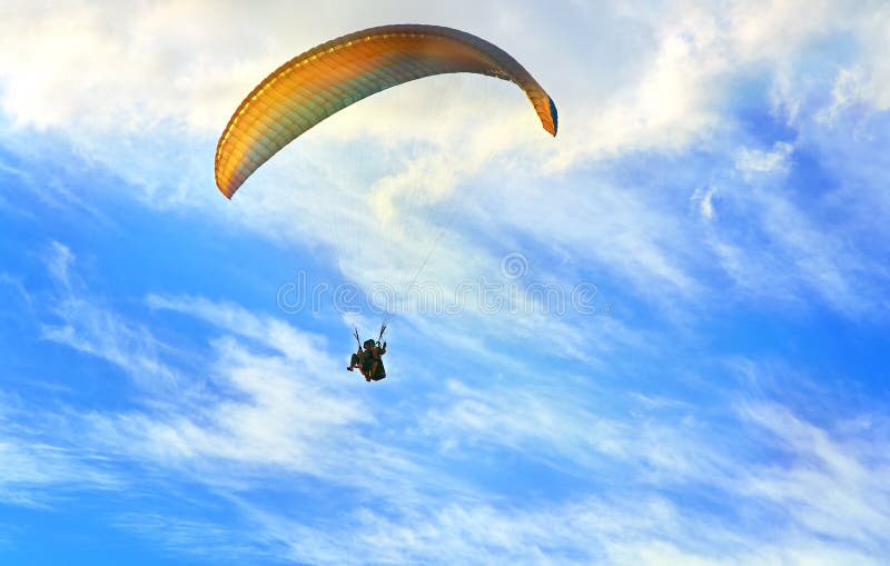 Deltaplanings extreme Sport met blauwe Hemel en wolken op achtergrond royalty-vrije stock foto's Deltaplanings extreme Sport met blauwe Hemel en wolken op achtergrond royalty-vrije stock foto's