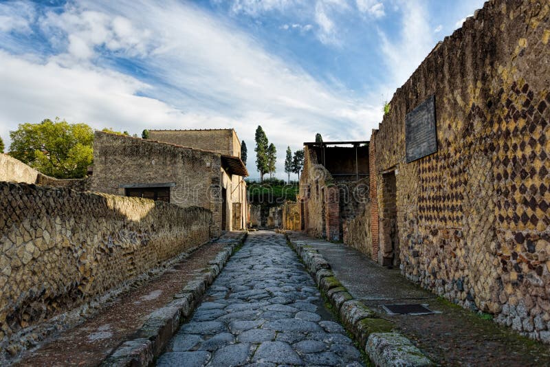 Delvist grävt och återställt forntida fördärvar av Herculaneum arkivbilder Delvist grävt och återställt forntida fördärvar av Herculaneum arkivbilder
