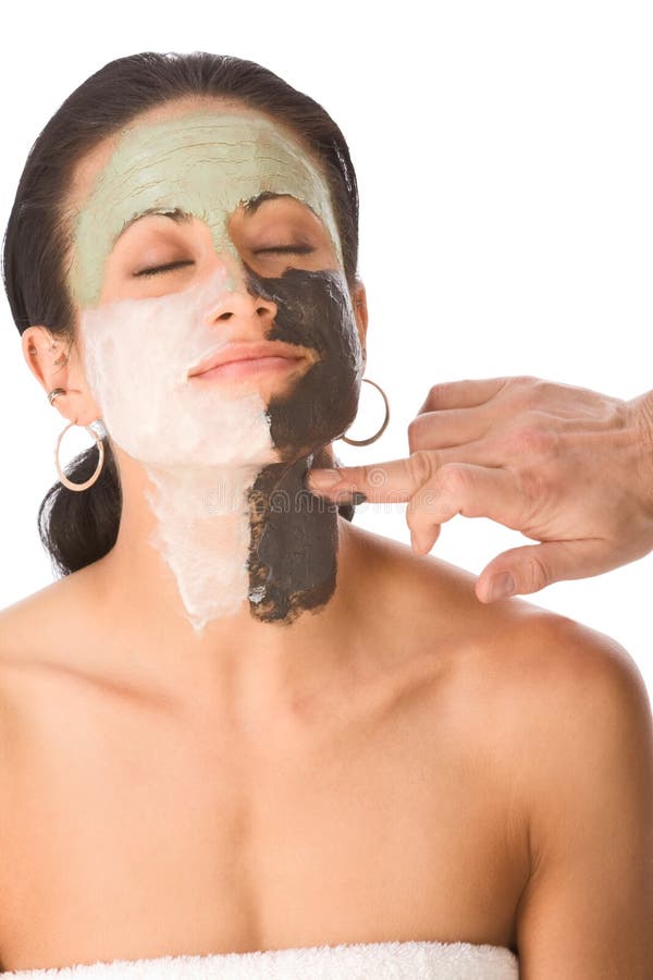 Demande de règlement de station thermale - colorez le masque facial sur le femme ethnique photographie stock libre de droits Demande de règlement de station thermale - colorez le masque facial sur le femme ethnique photographie stock libre de droits