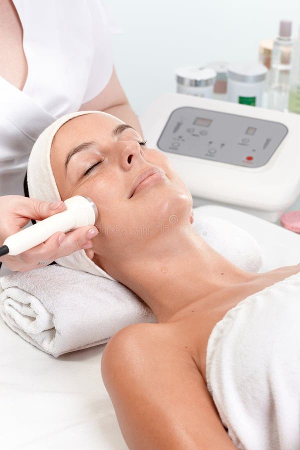 Demande de règlement rejuvenating de peau au salon de beauté photos stock Demande de règlement rejuvenating de peau au salon de beauté photos stock