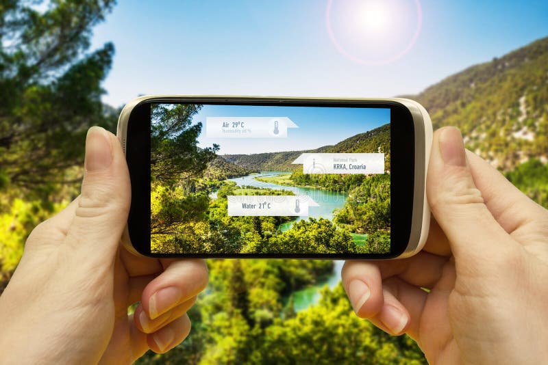 Demandes augmentées de réalité de voyage et de loisirs Main avec des informations AU BESOIN à l'écran d'appli de smartphone sur l photographie stock Demandes augmentées de réalité de voyage et de loisirs Main avec des informations AU BESOIN à l'écran d'appli de smartphone sur l photographie stock