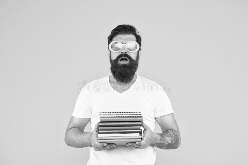 Demasiado trabajo. diario de una vida de soltero. hipster tiene un aspecto extraño. volver a la escuela. hombre barbudo con gafas imágenes de archivo libres de regalías