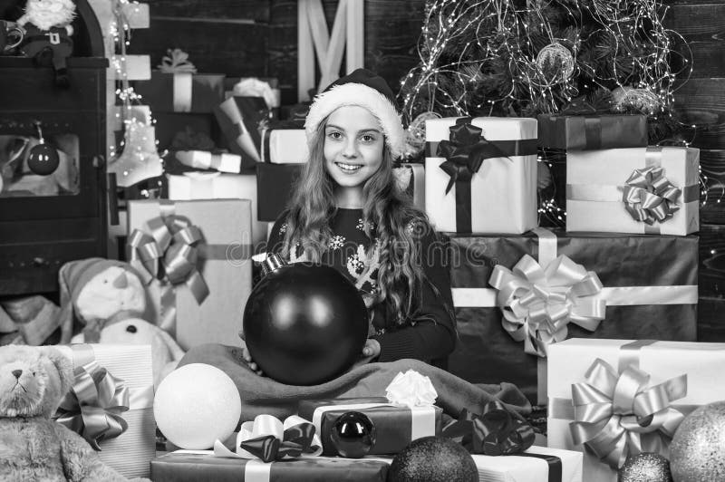 Demasiados regalos. gran venta en las compras de vacaciones. tienda de regalos. invierno feliz. santaland diaries. elfo de la navi fotos de archivo