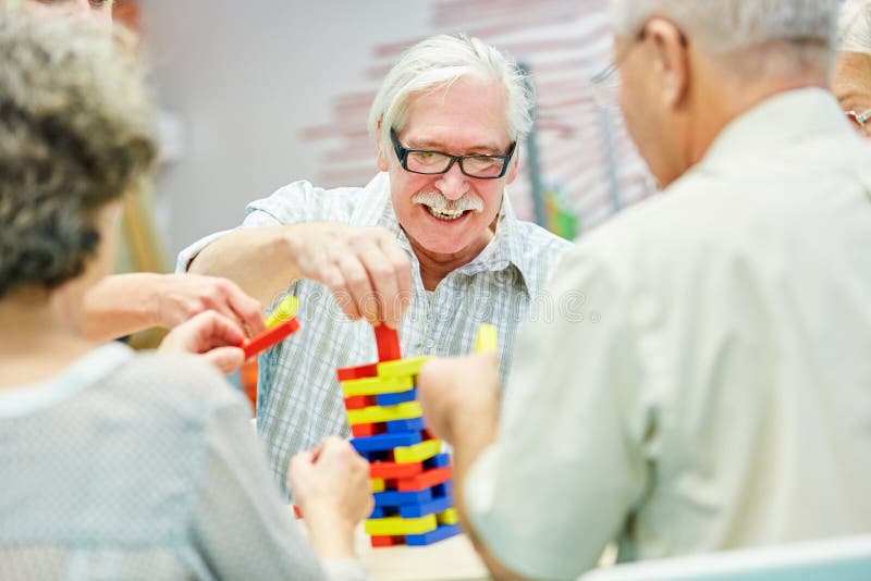 Demenci grupa w emerytura domu bawić się z elementami
