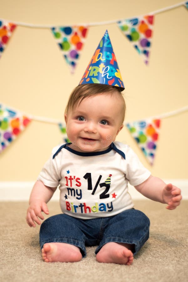 Demi fête d'anniversaire de sourire de bébé garçon heureux photo stock Demi fête d'anniversaire de sourire de bébé garçon heureux photo stock