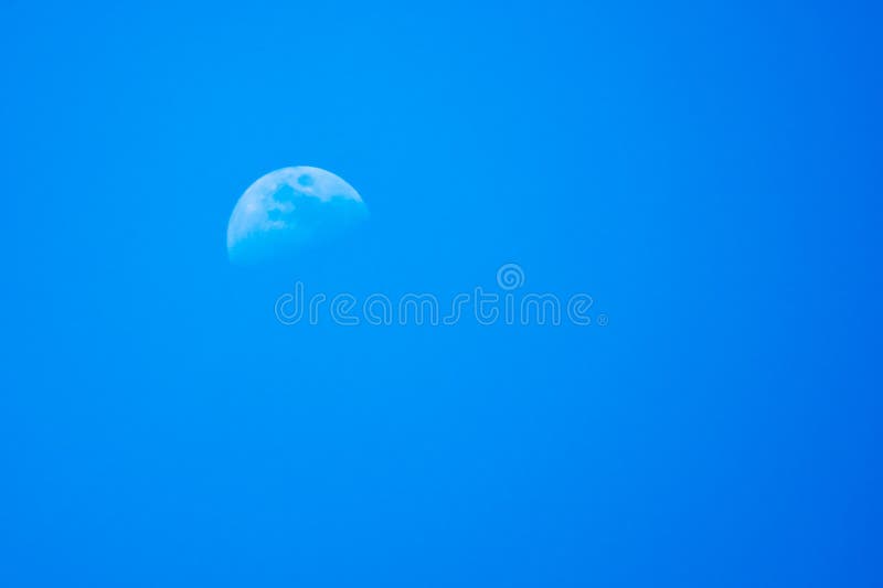 Demi-lune en ciel nocturne bleu photos stock Demi-lune en ciel nocturne bleu photos stock