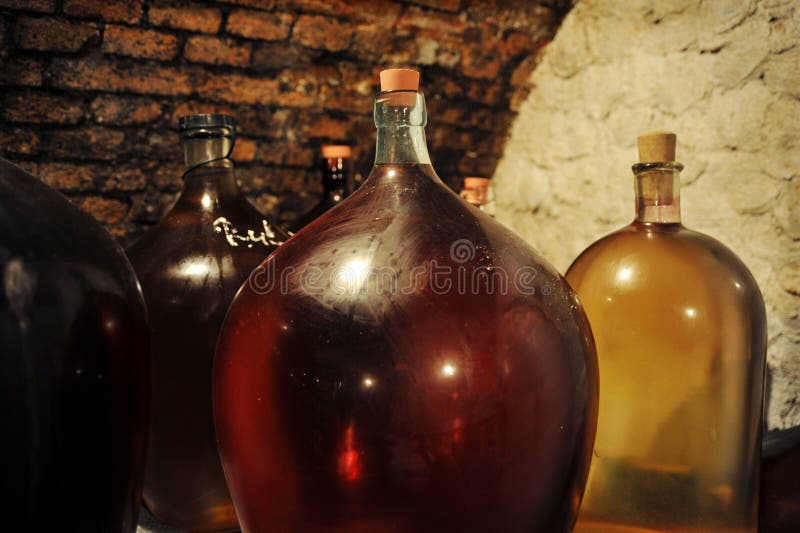 Demijohns nella cantina per vini fotografia stock Demijohns nella cantina per vini fotografia stock
