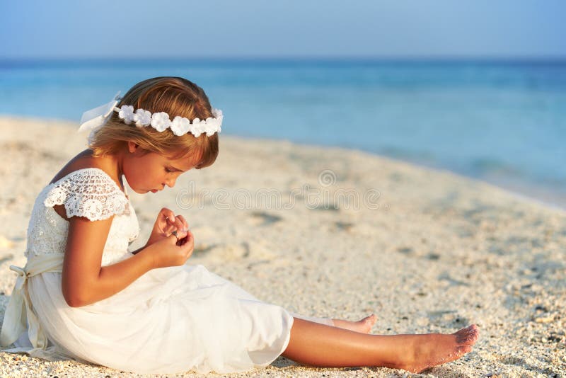 Demoiselle d'honneur s'asseyant sur la plage à la cérémonie de mariage photos libres de droits Demoiselle d'honneur s'asseyant sur la plage à la cérémonie de mariage photos libres de droits