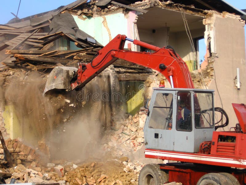 Demolición de viejo ladrillo el edificio.