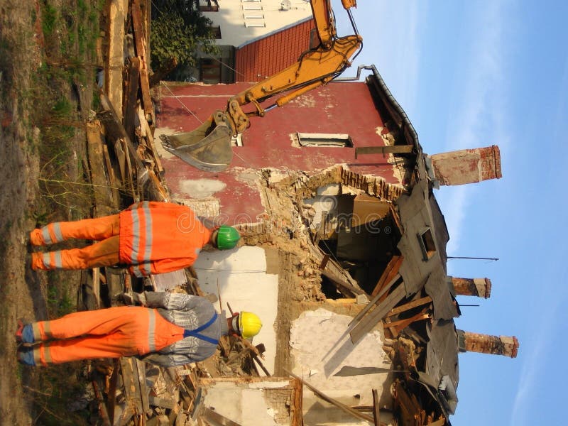 Demolición de viejo ladrillo el edificio.