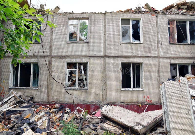Demolition of an old apartment house royalty free stock photography Demolition of an old apartment house royalty free stock photography