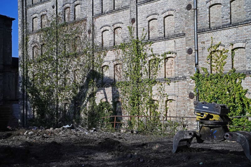 Demolition of the Storage Building of the Boellberger Mühle Editorial