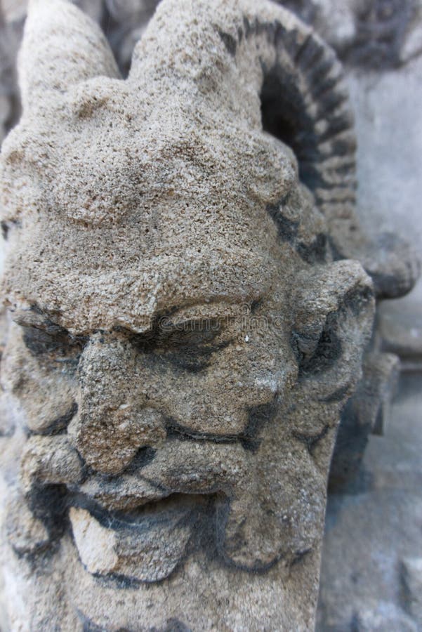 Demone di pietra che scolpisce il doccione di sculture del fronte fotografie stock Demone di pietra che scolpisce il doccione di sculture del fronte fotografie stock