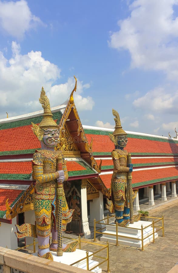 Demongudar, Yaksha som bevakar templet av Emerald Buddha i Bangkok, Thailand arkivfoto Demongudar, Yaksha som bevakar templet av Emerald Buddha i Bangkok, Thailand arkivfoto