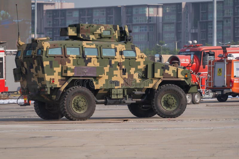 Um Carro De Polícia Azul Militar Blindado Enorme Em Kampala Foto Editorial  - Imagem de controle, defesa: 149291591