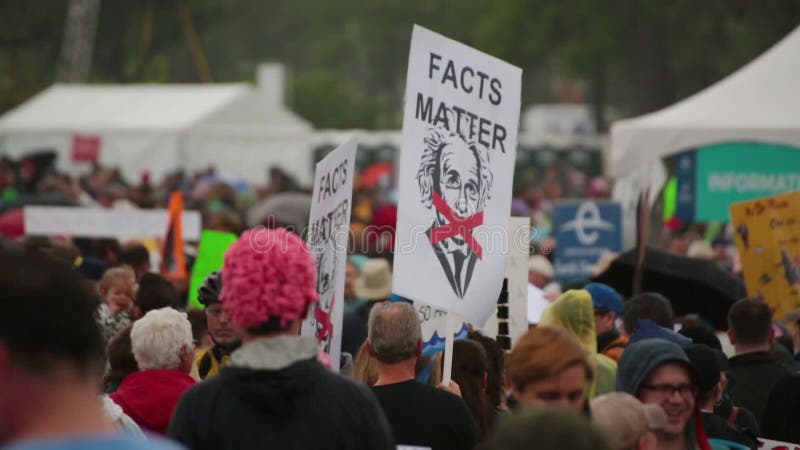 Demonstrant zwaait een einstein fact matter sign tijdens de mars voor wetenschap