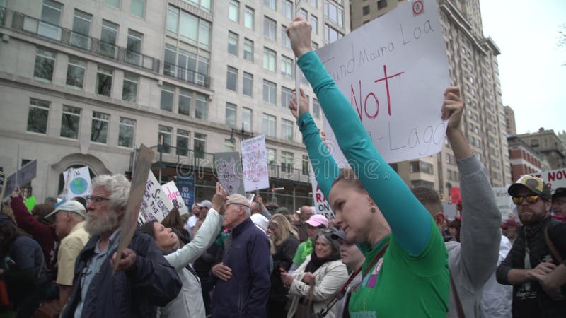 Demonstranten houden borden en luisteren naar sprekers op de nyc mars voor wetenschap