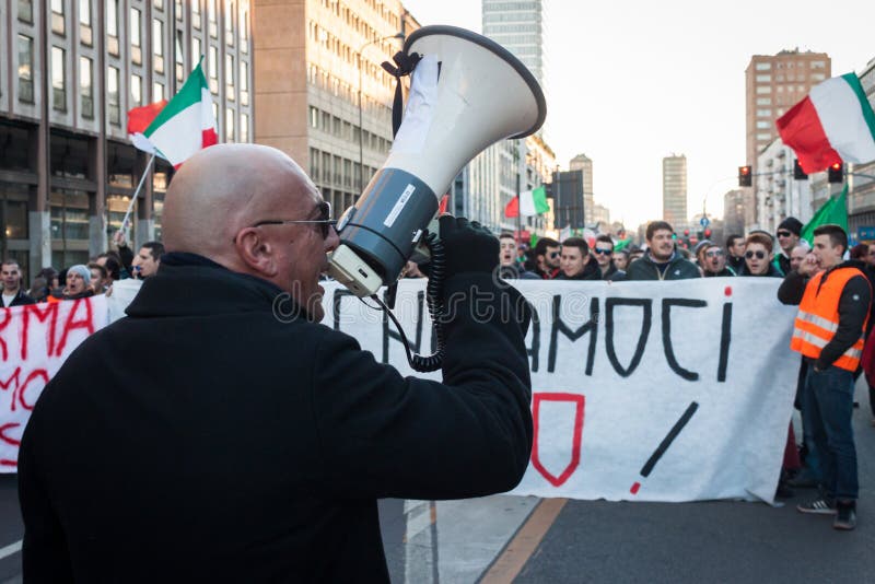 Demonstratiesysteem die met megafoon tegen de overheid in Milaan, Italië protesteren stock foto Demonstratiesysteem die met megafoon tegen de overheid in Milaan, Italië protesteren stock foto