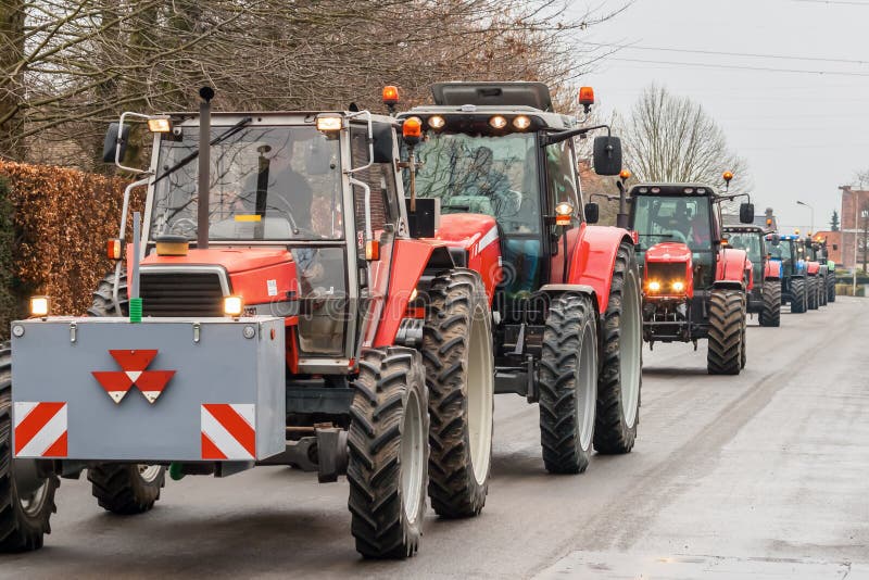 Demonstration durch verärgerte Landwirte mit Reihen von Traktoren stockfotos Demonstration durch verärgerte Landwirte mit Reihen von Traktoren stockfotos
