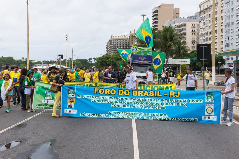 Demonstration mot regeringen i Copacabana, Rio de Janeiro royaltyfri bild Demonstration mot regeringen i Copacabana, Rio de Janeiro royaltyfri bild