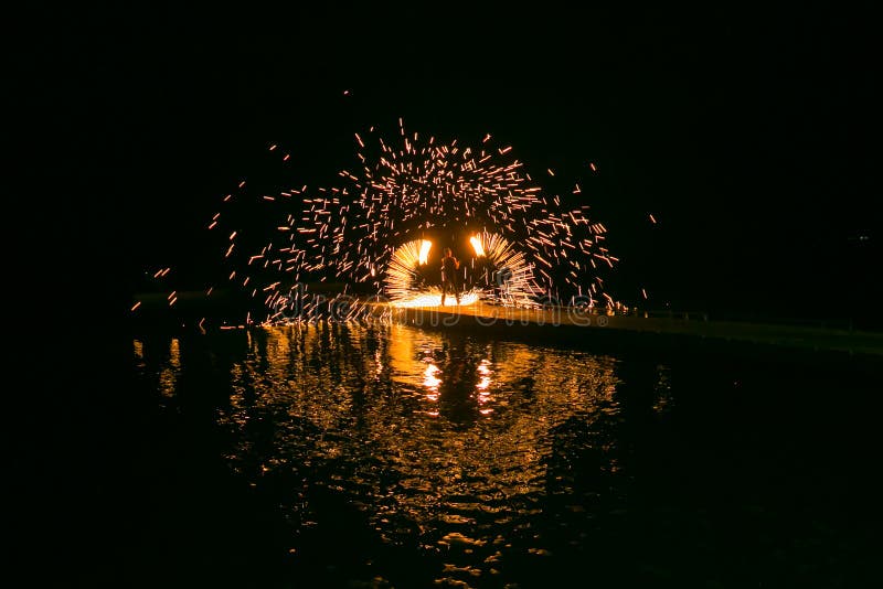 Demostración del fuego que sorprende en la noche imagen de archivo Demostración del fuego que sorprende en la noche imagen de archivo