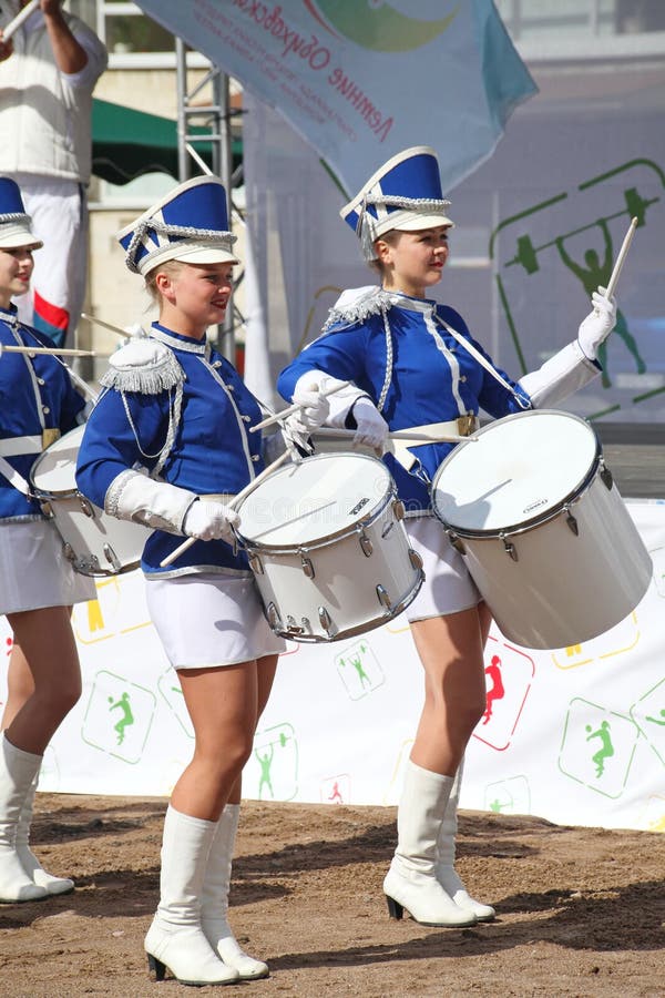 Demostración-grupo de baterías en el uniforme atractivo del azul de los lanceros reales foto de archivo Demostración-grupo de baterías en el uniforme atractivo del azul de los lanceros reales foto de archivo