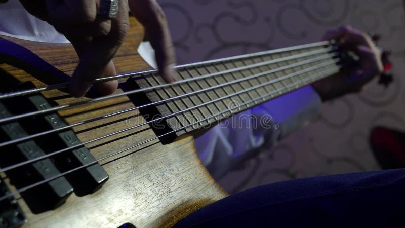 Demostración y entretenimiento del concepto ciérrese encima de la mano del hombre de la parte del cuerpo que juega el concierto d almacen de video Demostración y entretenimiento del concepto ciérrese encima de la mano del hombre de la parte del cuerpo que juega el concierto d almacen de video