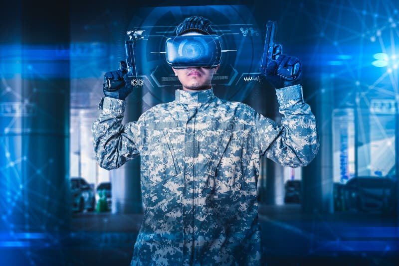 Den abstrakta bilden av soldatbruket som exponeringsglas f?r en VR f?r stridsimuleringsutbildning ?verdrar med hologrammet begrep royaltyfri fotografi Den abstrakta bilden av soldatbruket som exponeringsglas f?r en VR f?r stridsimuleringsutbildning ?verdrar med hologrammet begrep royaltyfri fotografi