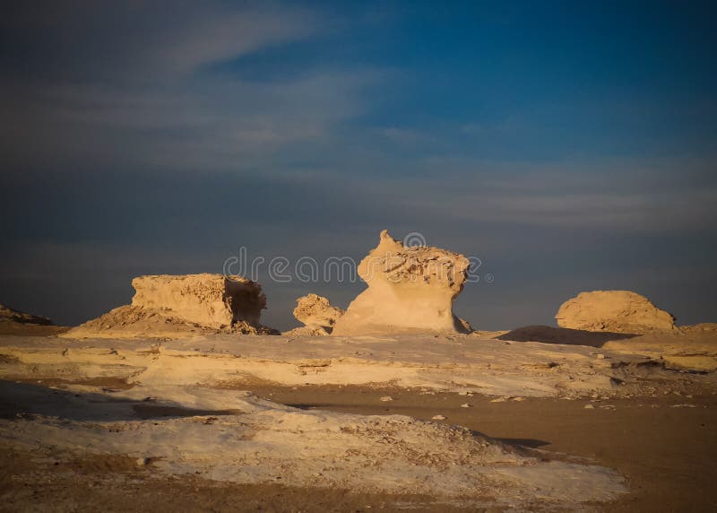 Den abstrakta naturen vaggar bildandeaka skulpturer i den vita öknen, Sahara, Egypten fotografering för bildbyråer Den abstrakta naturen vaggar bildandeaka skulpturer i den vita öknen, Sahara, Egypten fotografering för bildbyråer