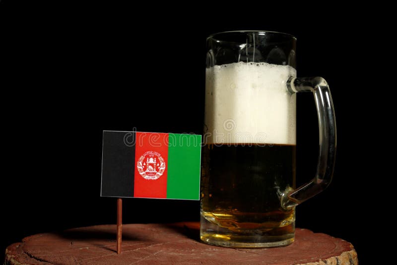 Den Afghanistan flaggan med öl rånar isolerat på svart royaltyfri fotografi Den Afghanistan flaggan med öl rånar isolerat på svart royaltyfri fotografi