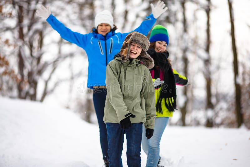 Den aktiva familjen - fostra, och att köra för ungar som är utomhus- i vinter, parkerar royaltyfri foto Den aktiva familjen - fostra, och att köra för ungar som är utomhus- i vinter, parkerar royaltyfri foto