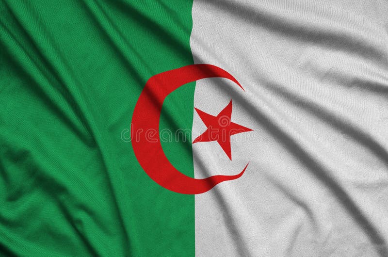 Den Algeriet flaggan visas på ett sporttorkduketyg med många veck Baner för sportlag arkivbilder Den Algeriet flaggan visas på ett sporttorkduketyg med många veck Baner för sportlag arkivbilder